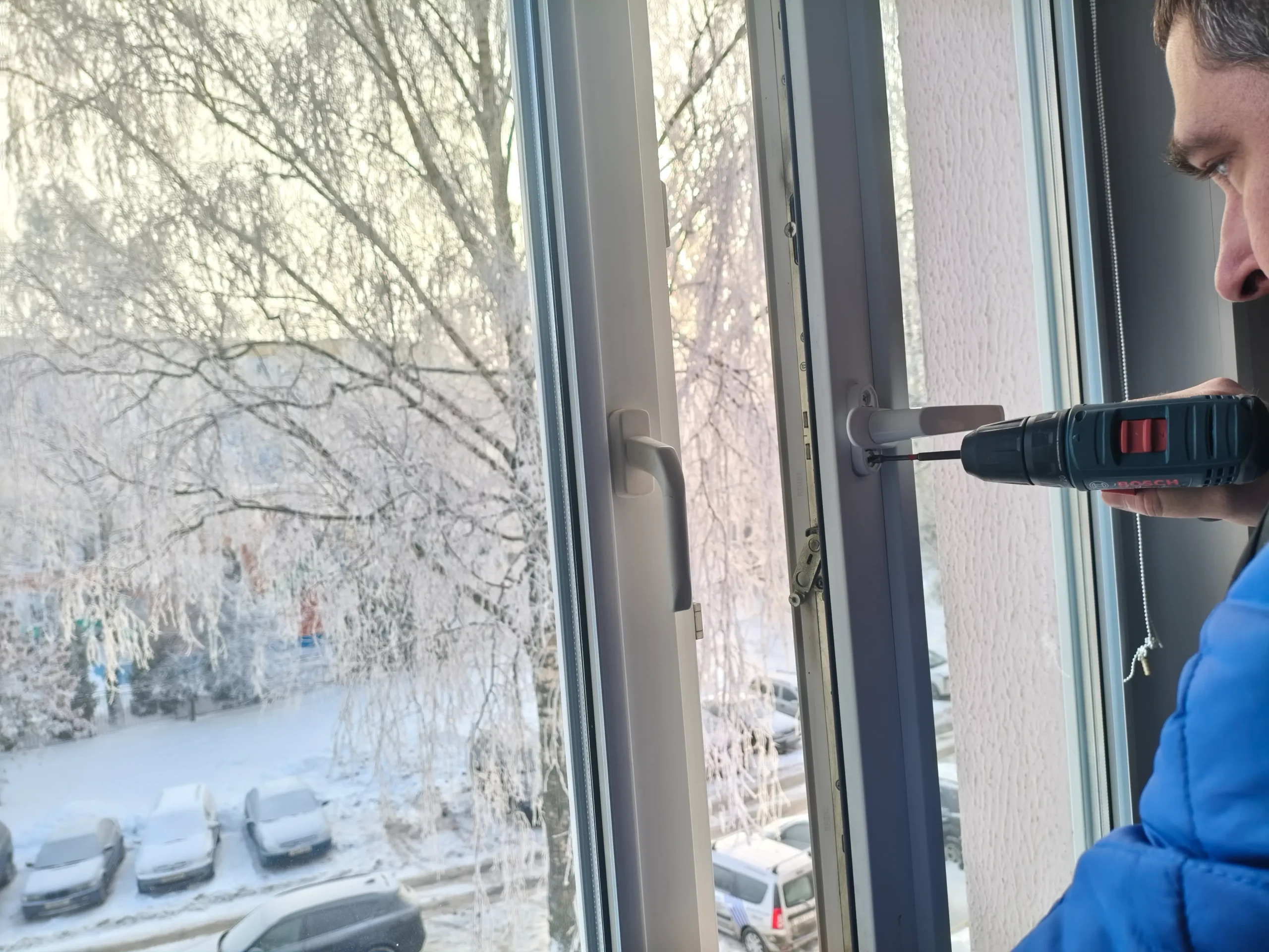 мастер меняет рчку в пластиковом окне